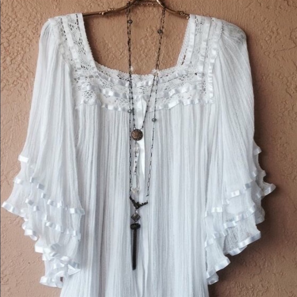 Bohemian Summer Blouse Angel Sleeves says xl but fits like a large. Never wore.
